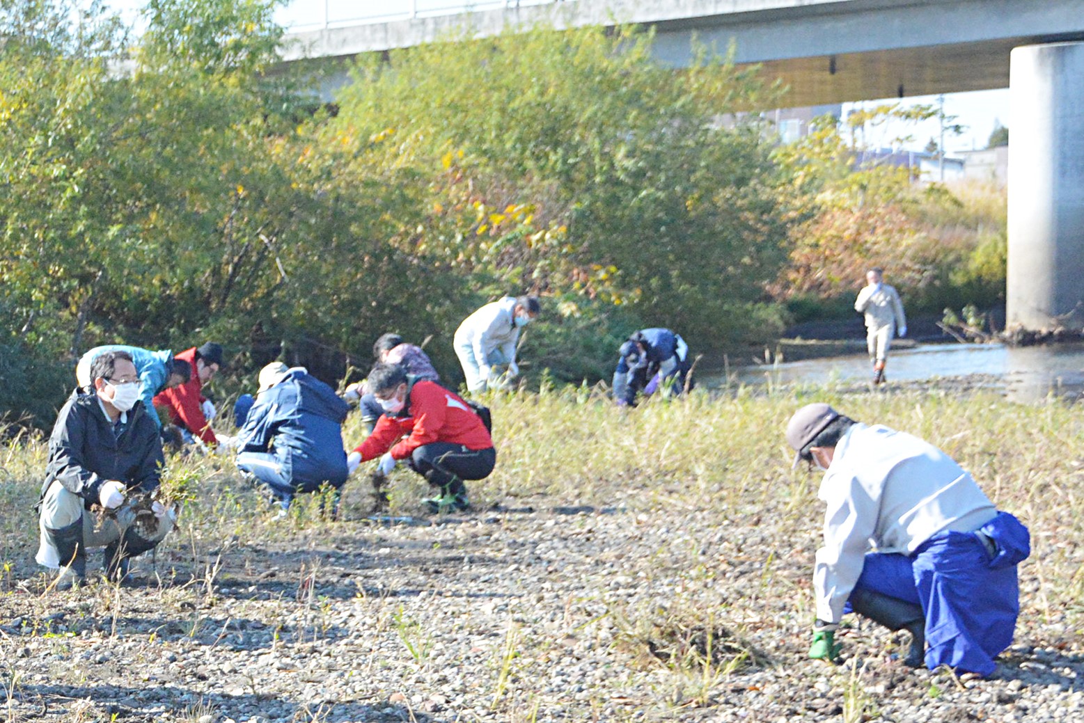 産卵床の整備体験も＊故郷の川クリーン大作戦