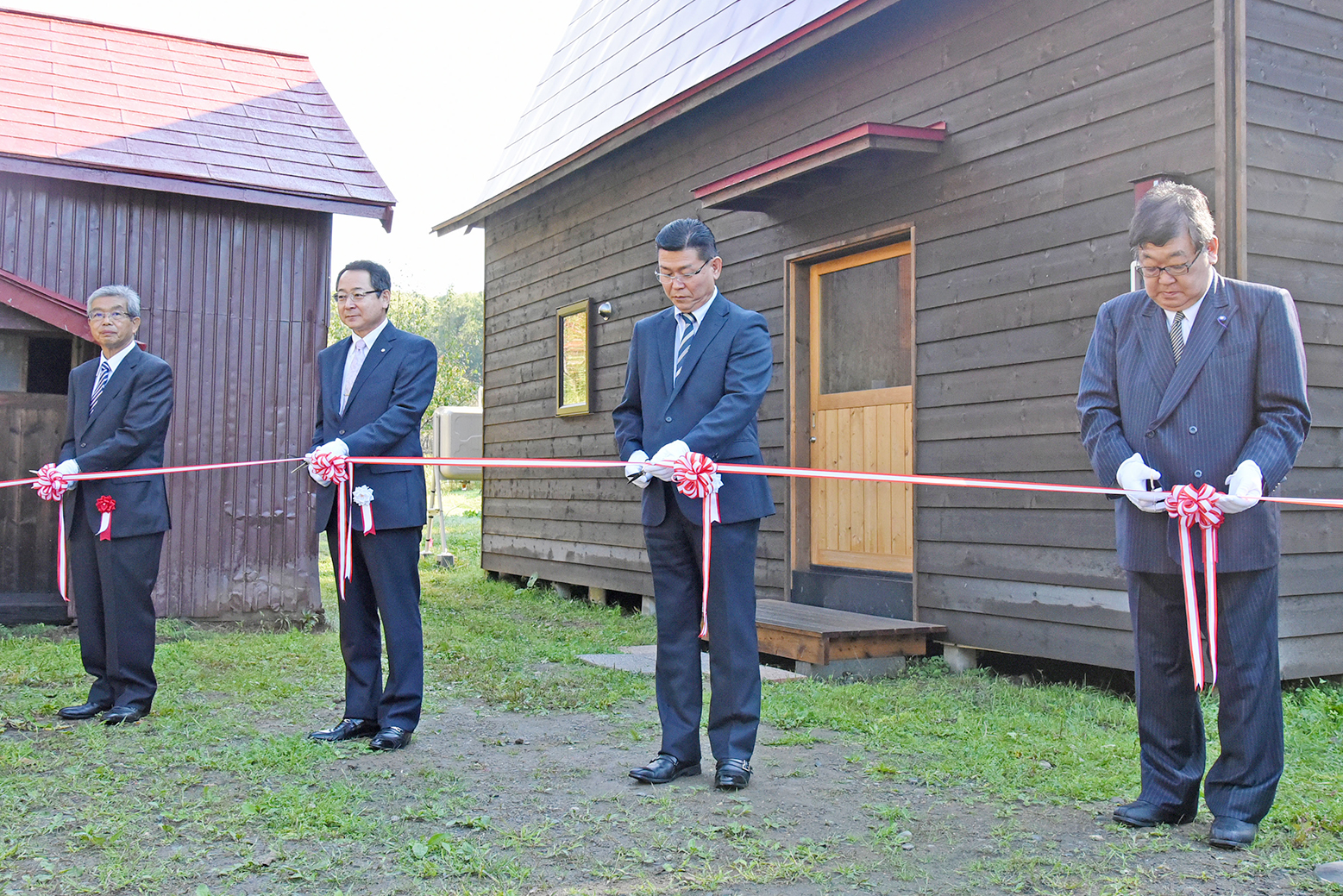 里山のめぐみ交流館「納屋」のオープニングセレモニーに出席