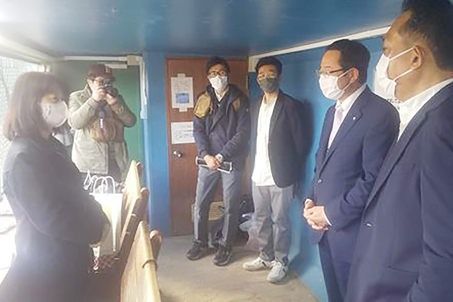 全日本女子野球連盟の山田博子会長に「栗山高校女子硬式野球部設立に関する支援依頼書」を手交