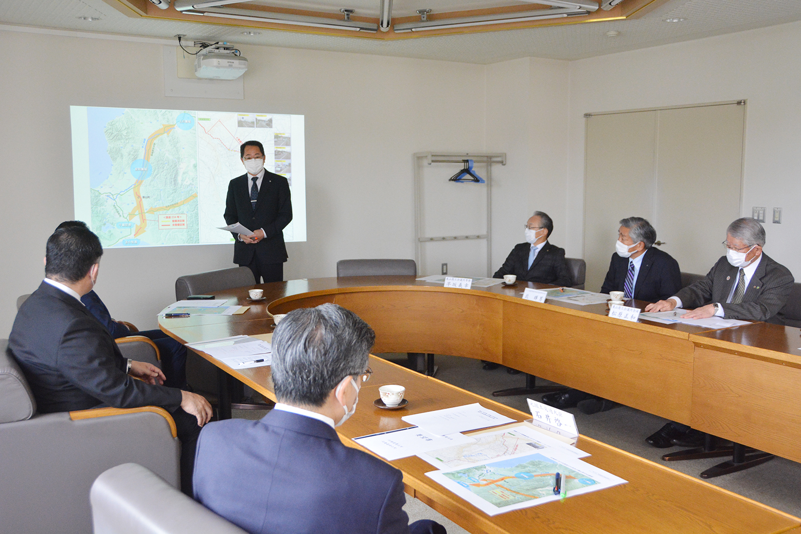 石井啓一元国土交通大臣に国道234号の整備促進を要望