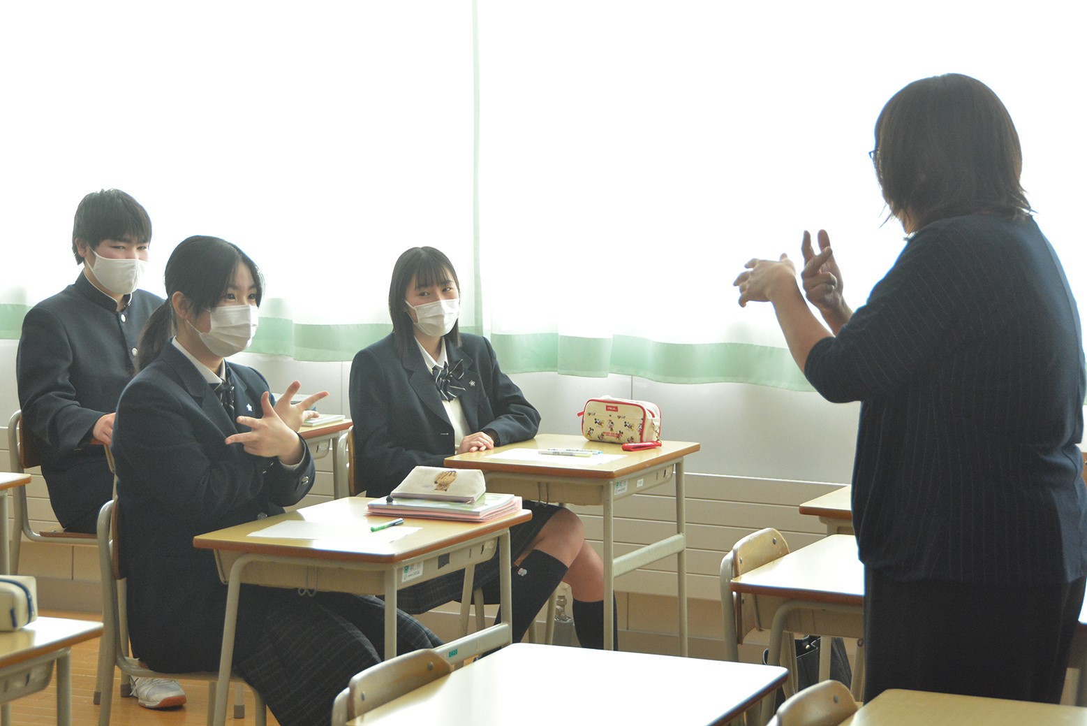 くりやま手話の会が指導＊栗山高校で手話講座
