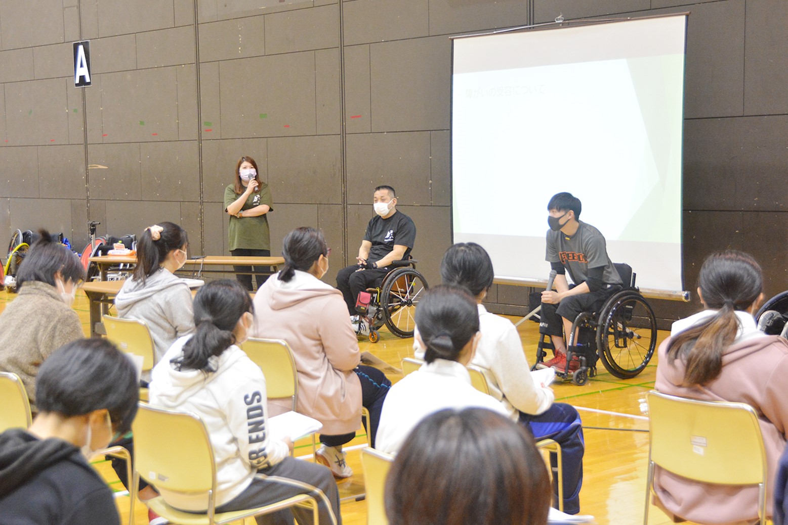 車いすラグビー体験も＊介護福祉学校特別講義