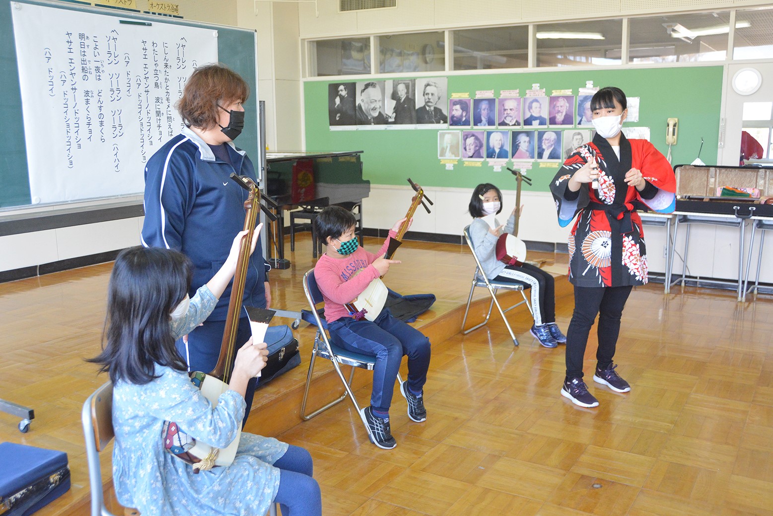 伝統の音色楽しんで＊継立小学校で民謡体験授業