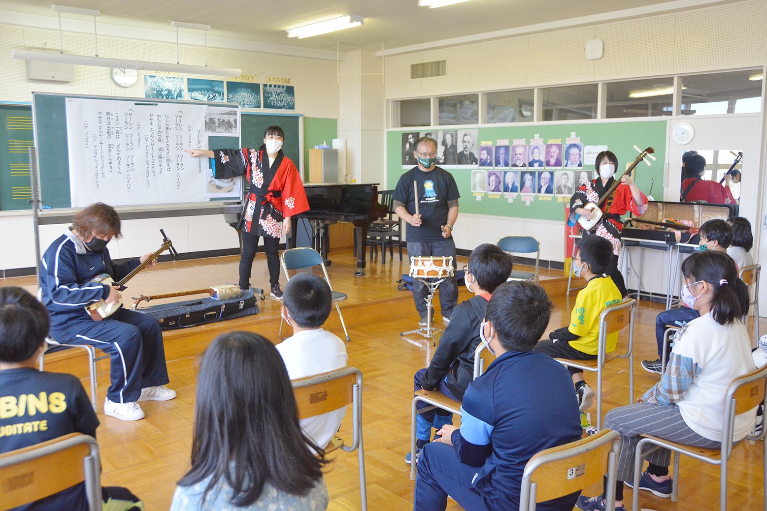 伝統の音色楽しんで＊継立小学校で民謡体験授業