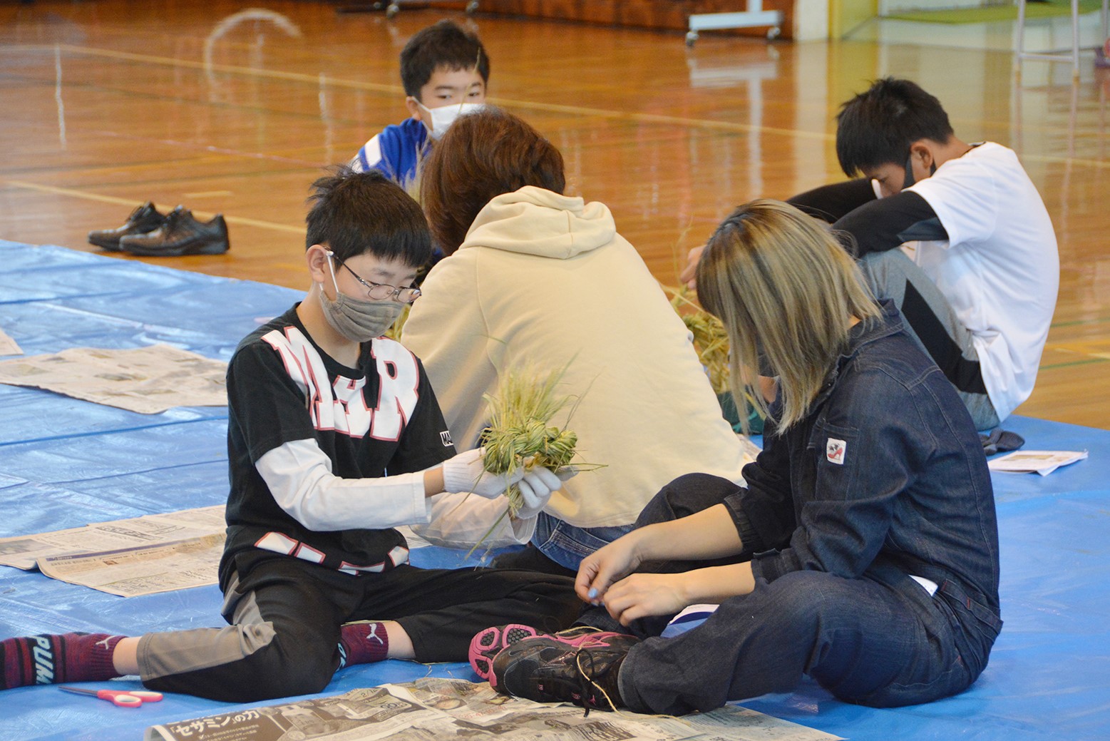 縁起物を飾り付け＊継立小学校でしめ縄づくり
