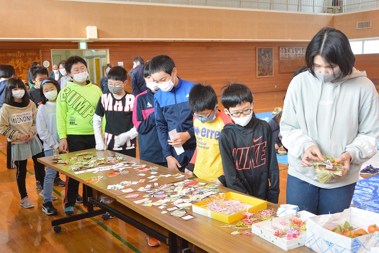 縁起物を飾り付け＊継立小学校でしめ縄づくり
