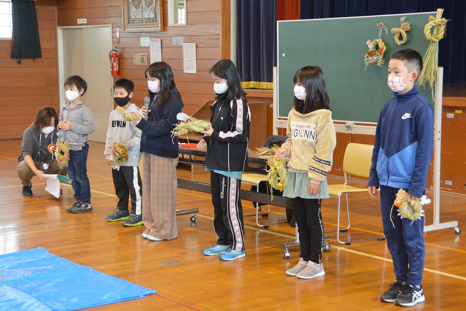 縁起物を飾り付け＊継立小学校でしめ縄づくり