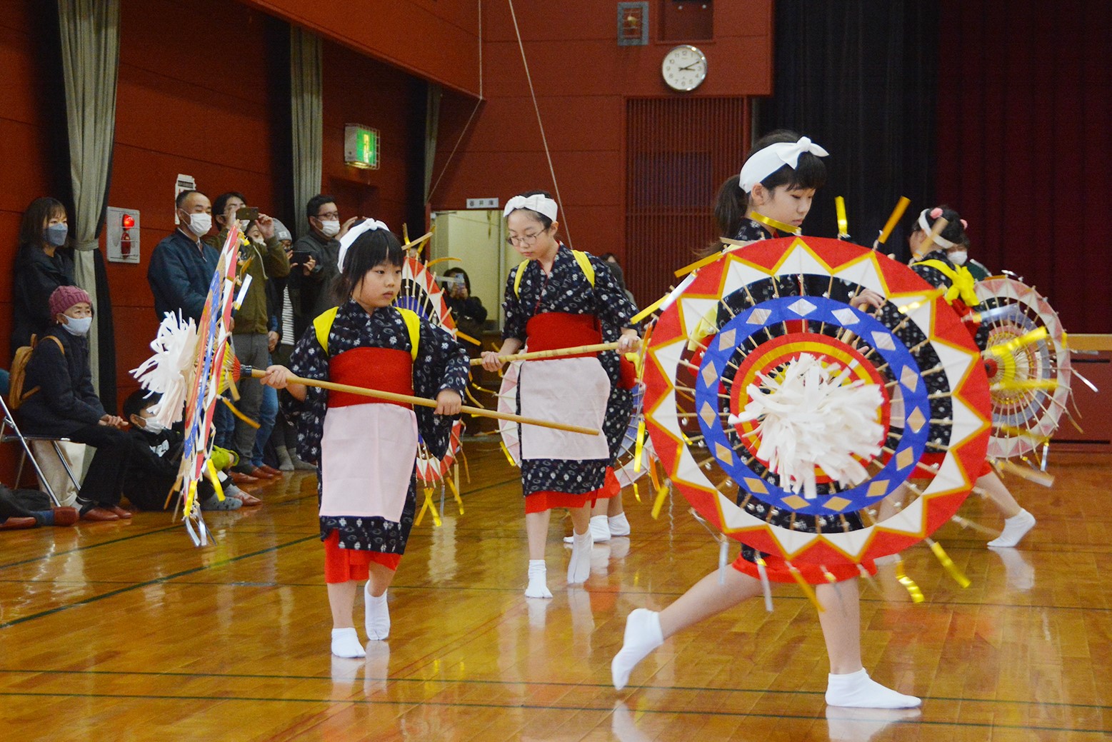 鈴の音に合わせ練習の成果発揮＊子供傘踊り発表会