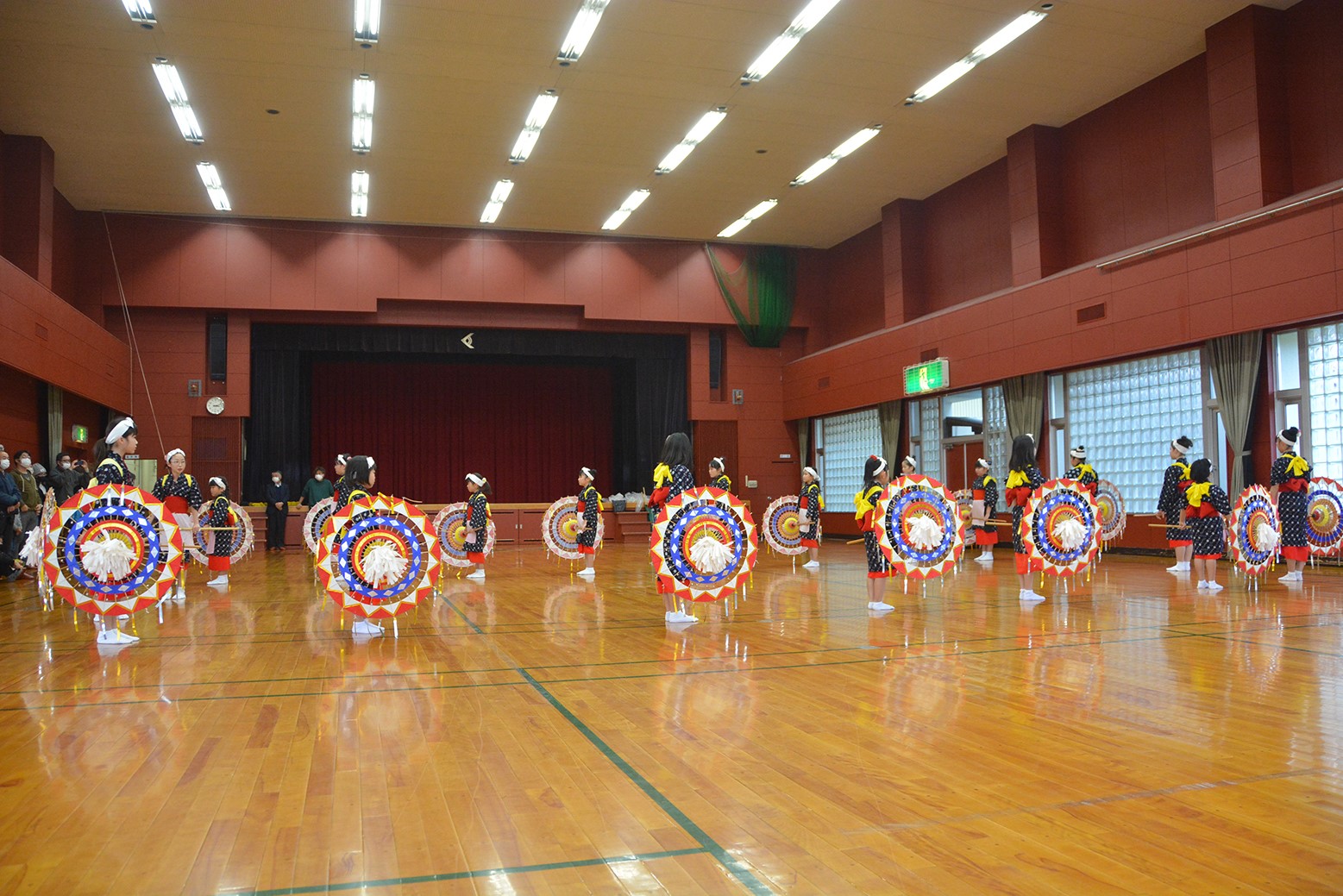 鈴の音に合わせ練習の成果発揮＊子供傘踊り発表会