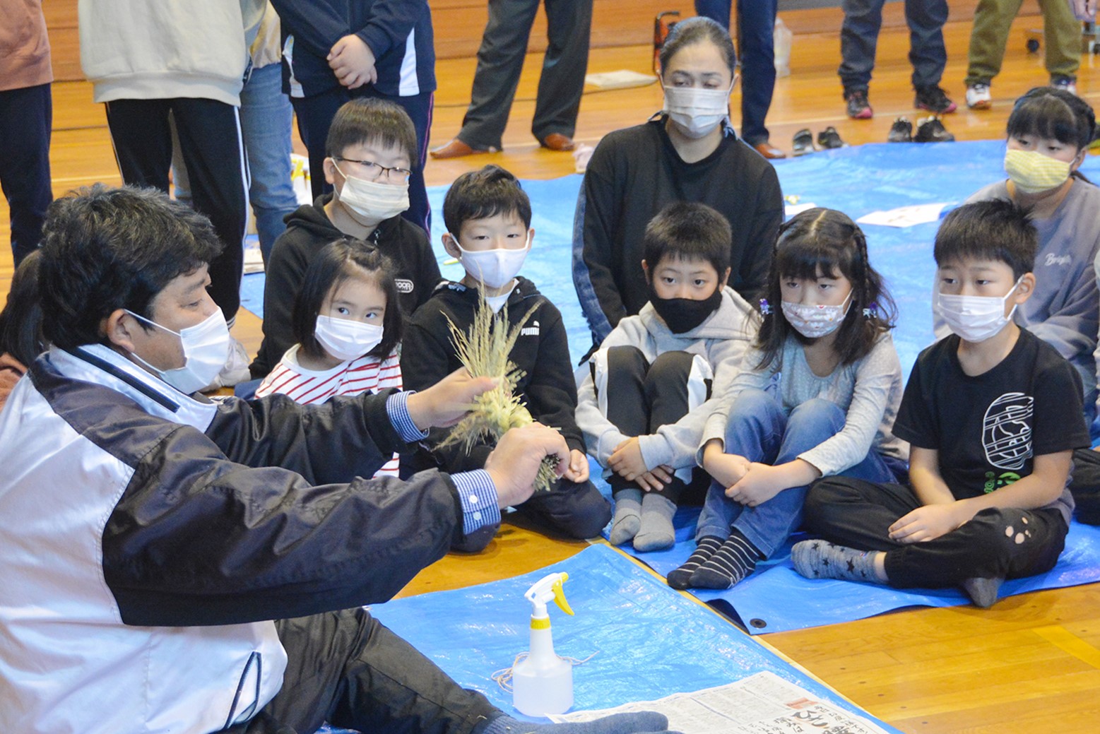 縁起物を飾り付け＊継立小学校でしめ縄づくり