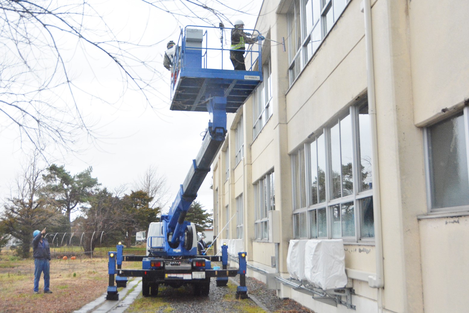 継立小学校の窓ガラスを清掃＊武ダ技研創株式会社が奉仕活動