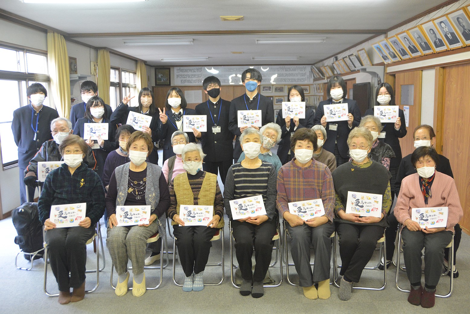 地域住民と交流会＊栗山高校生が手作りカレンダーを配布