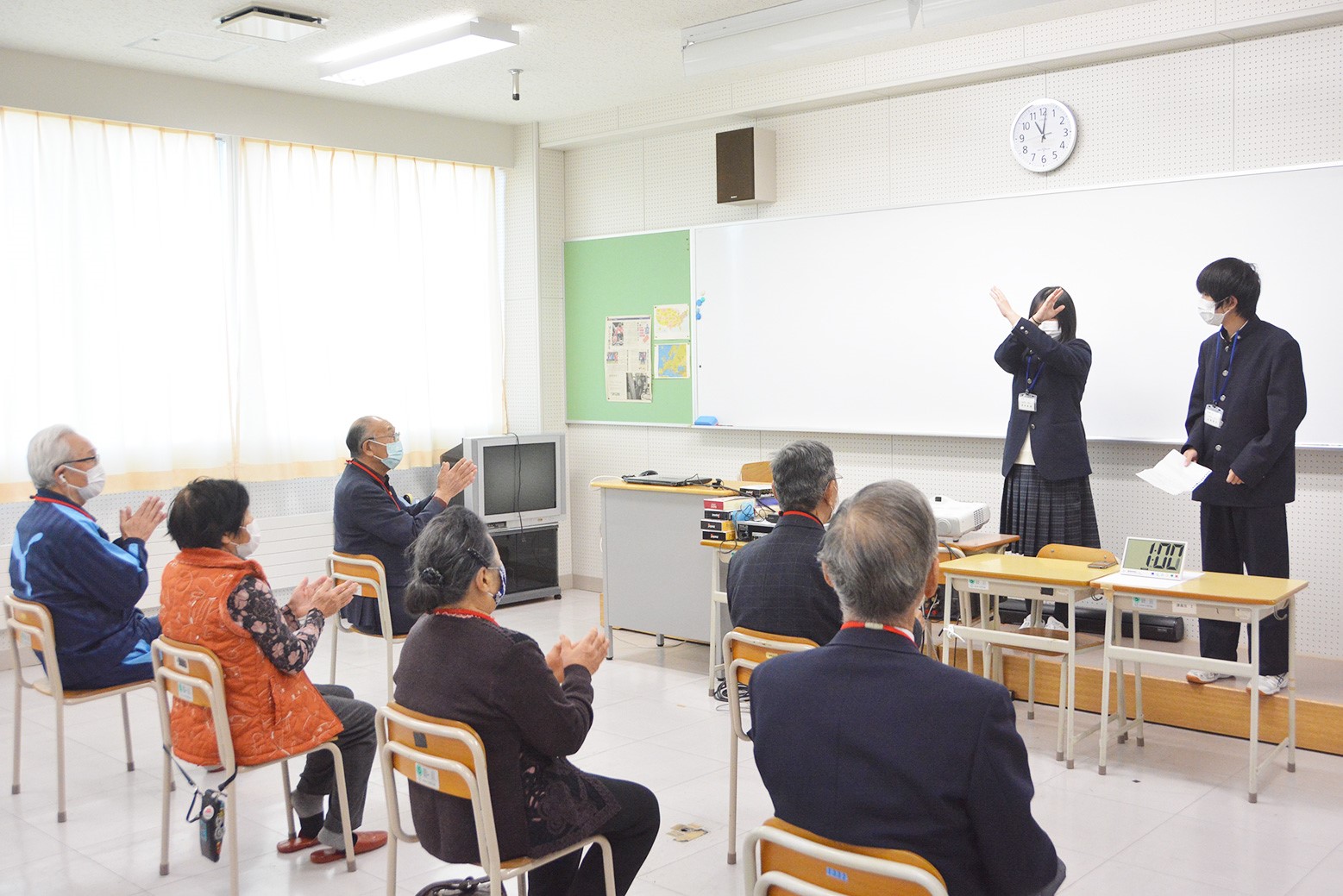 地域住民と交流会＊栗山高校生が手作りカレンダーを配布