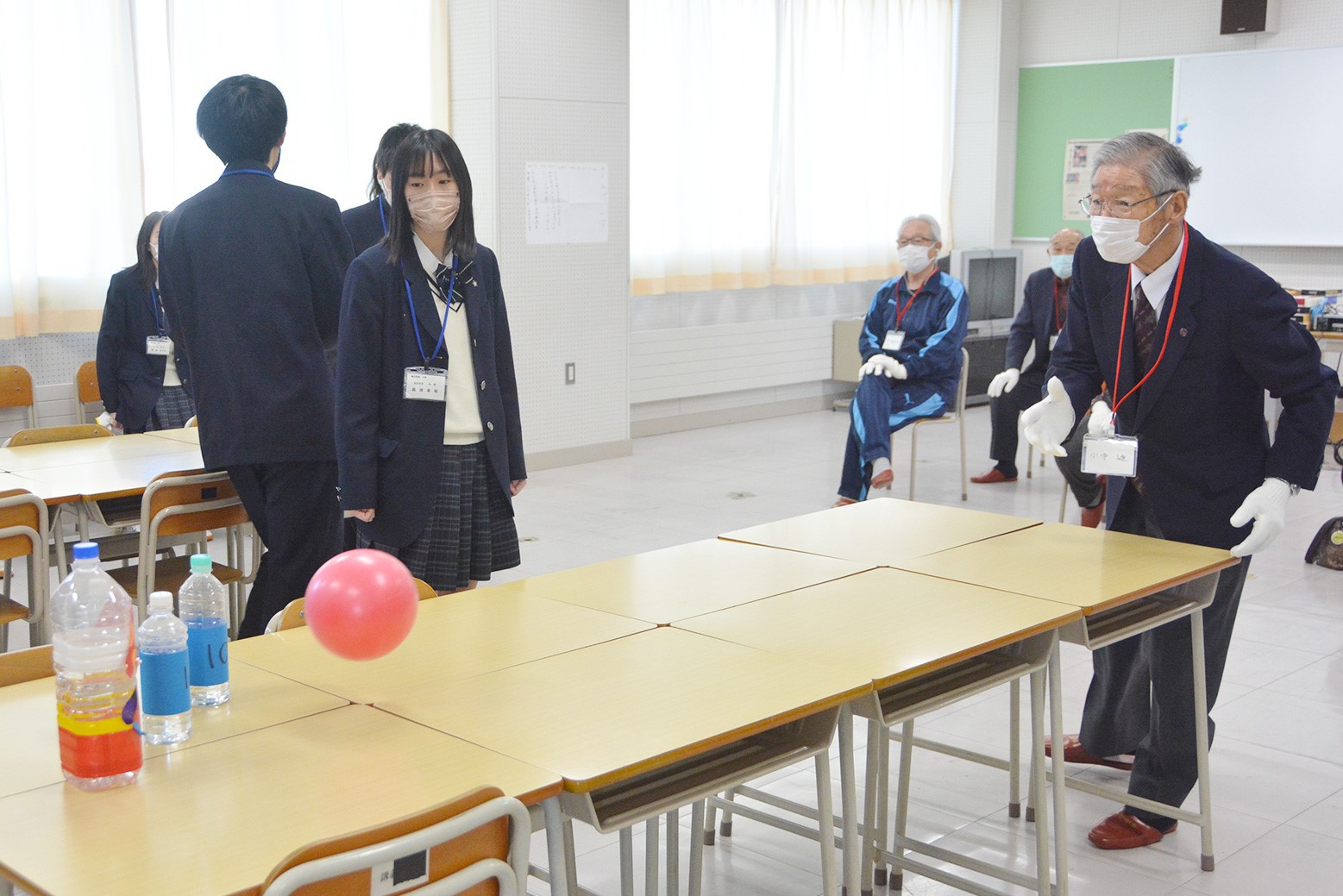 地域住民と交流会＊栗山高校生が手作りカレンダーを配布