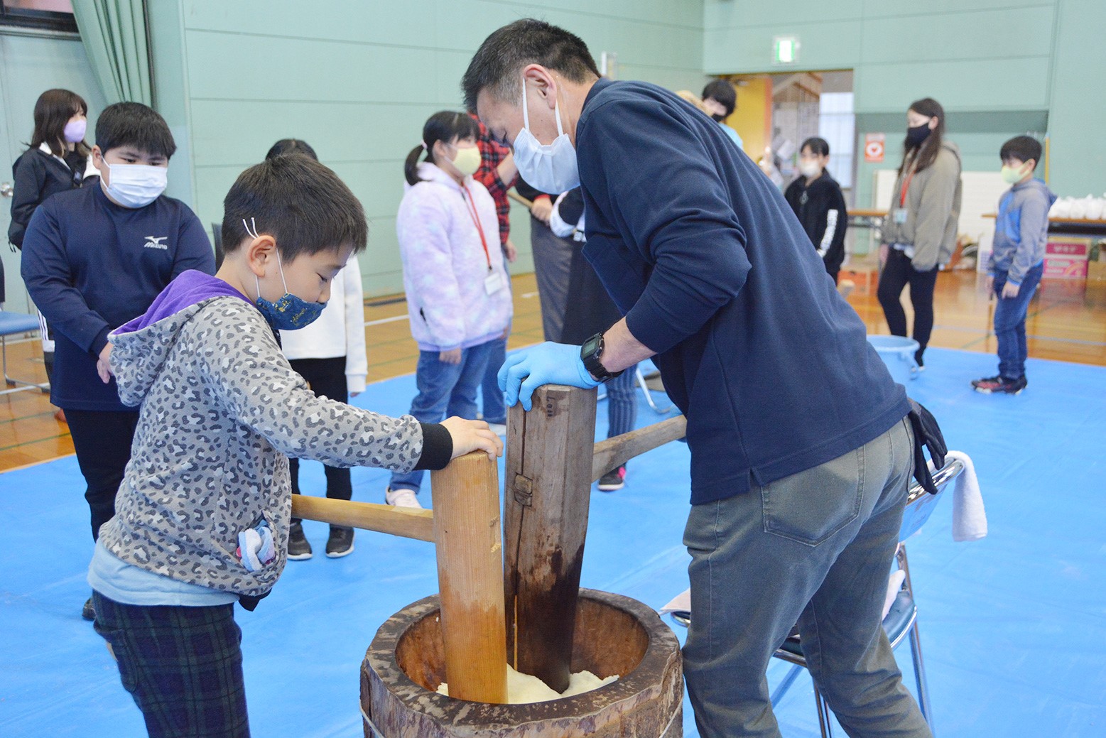育てた米を鏡もちに＊親子もちつきの集い