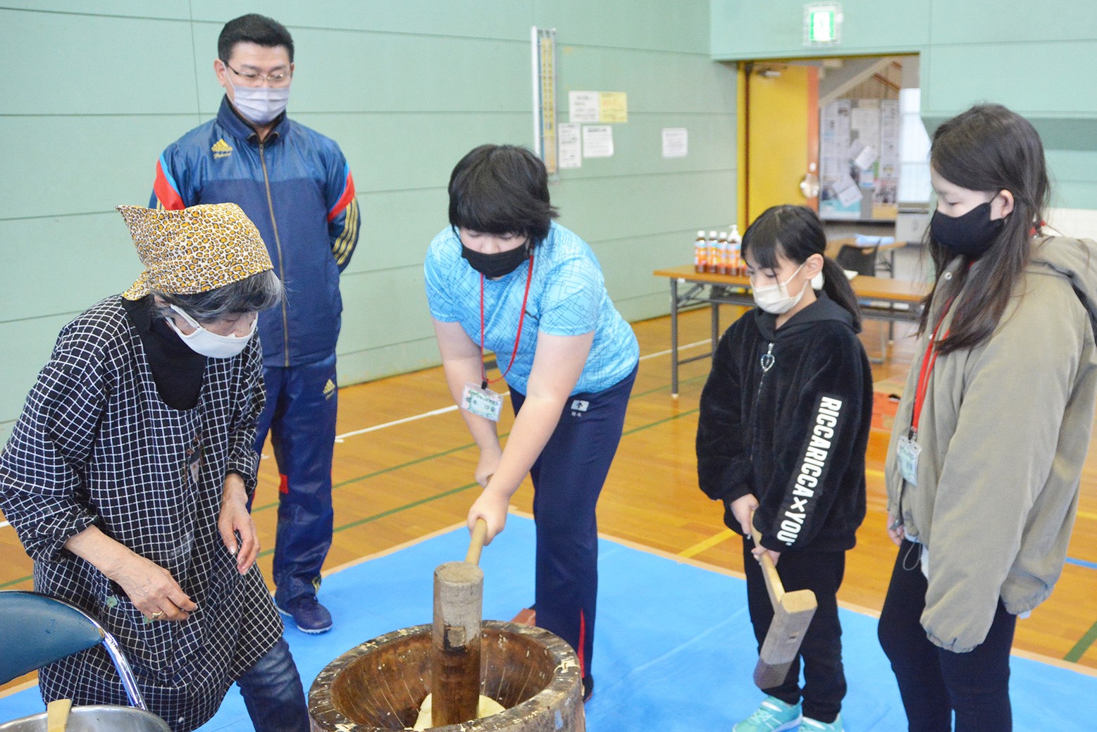 育てた米を鏡もちに＊親子もちつきの集い
