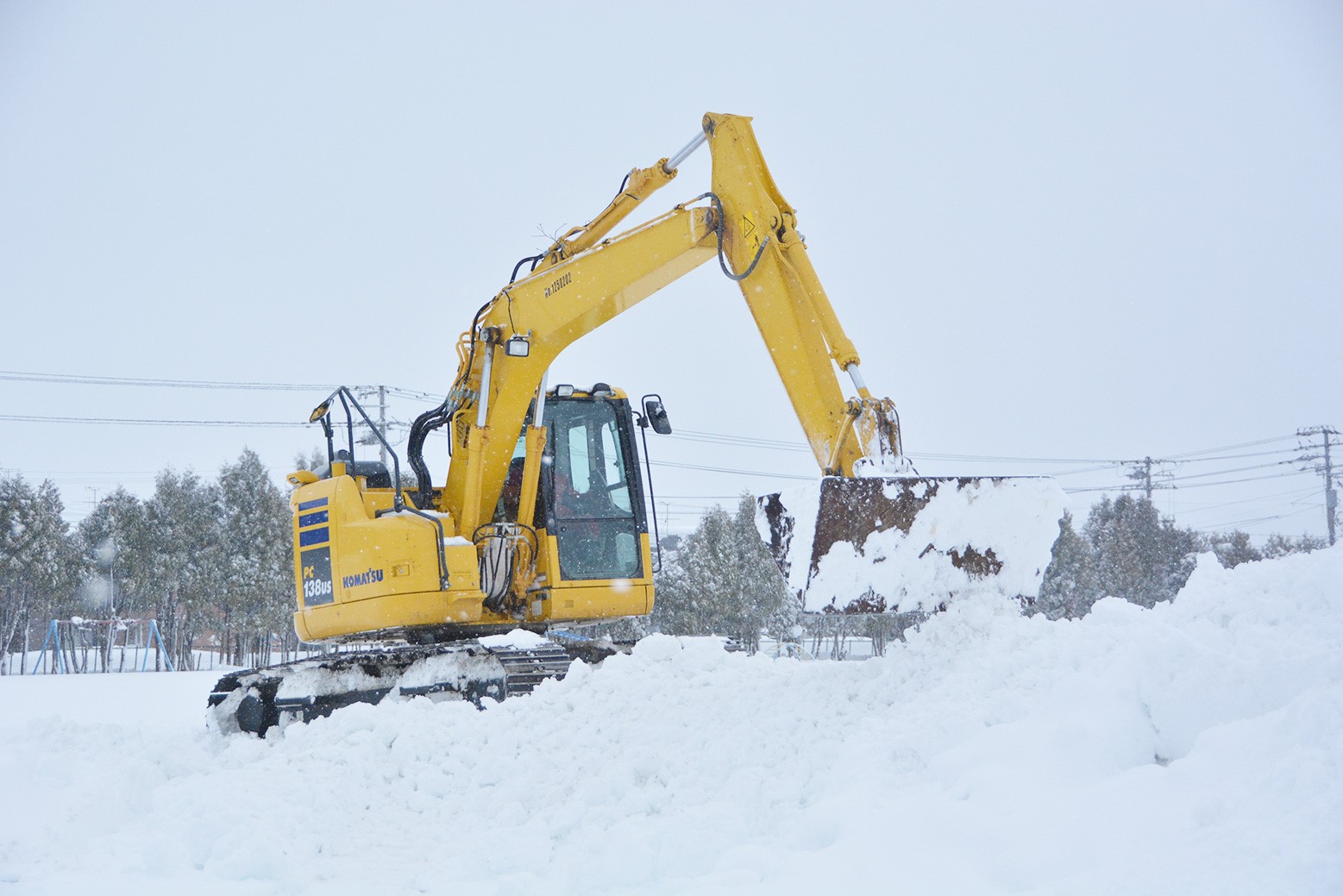 雪遊びを楽しんで＊横山工業が奉仕活動