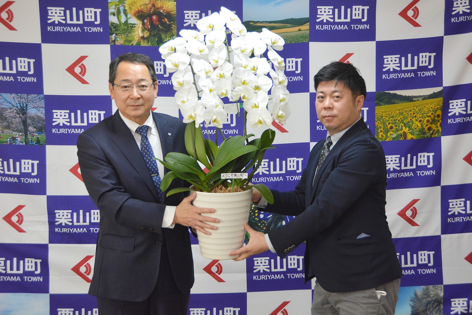 庁舎を彩る花たち＊たかはしダリアが洋ランを寄贈