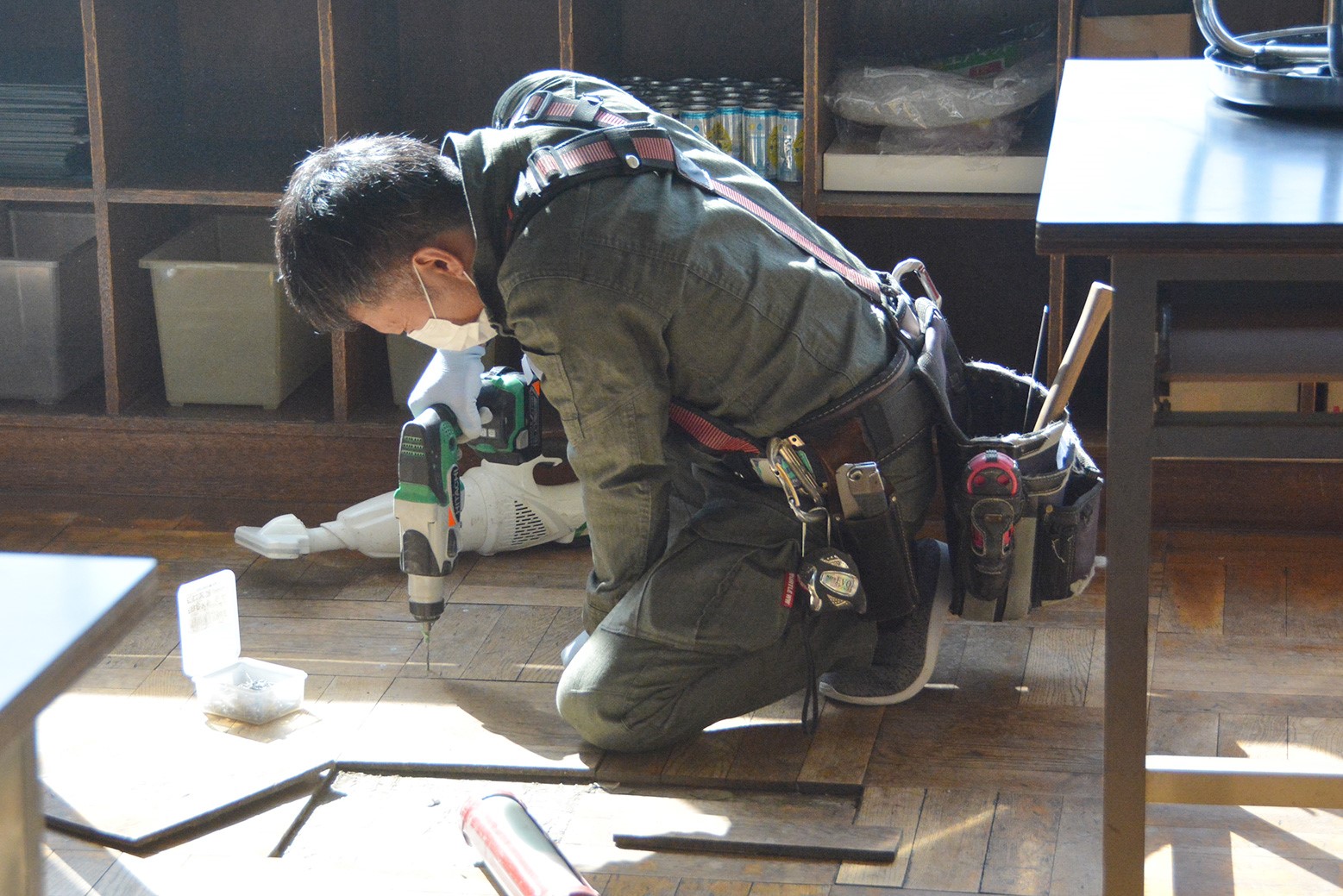 天井から床まで修繕作業＊技能協会が奉仕活動