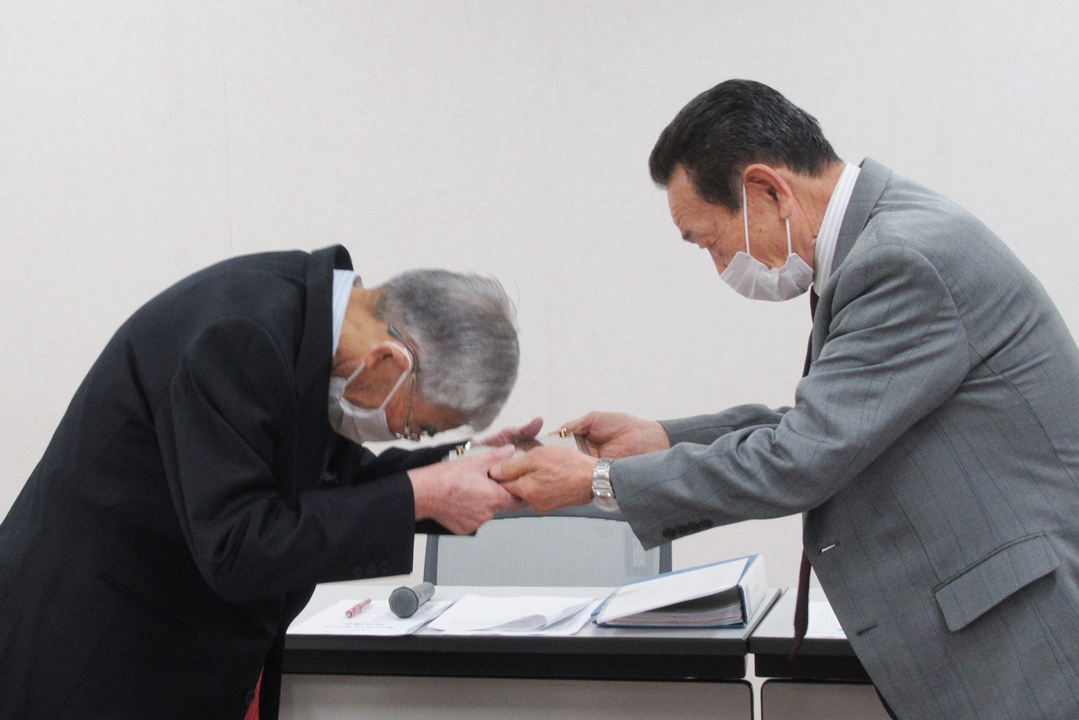 椛澤前会長に感謝状贈呈＊令和4年栗山町内連合会総会