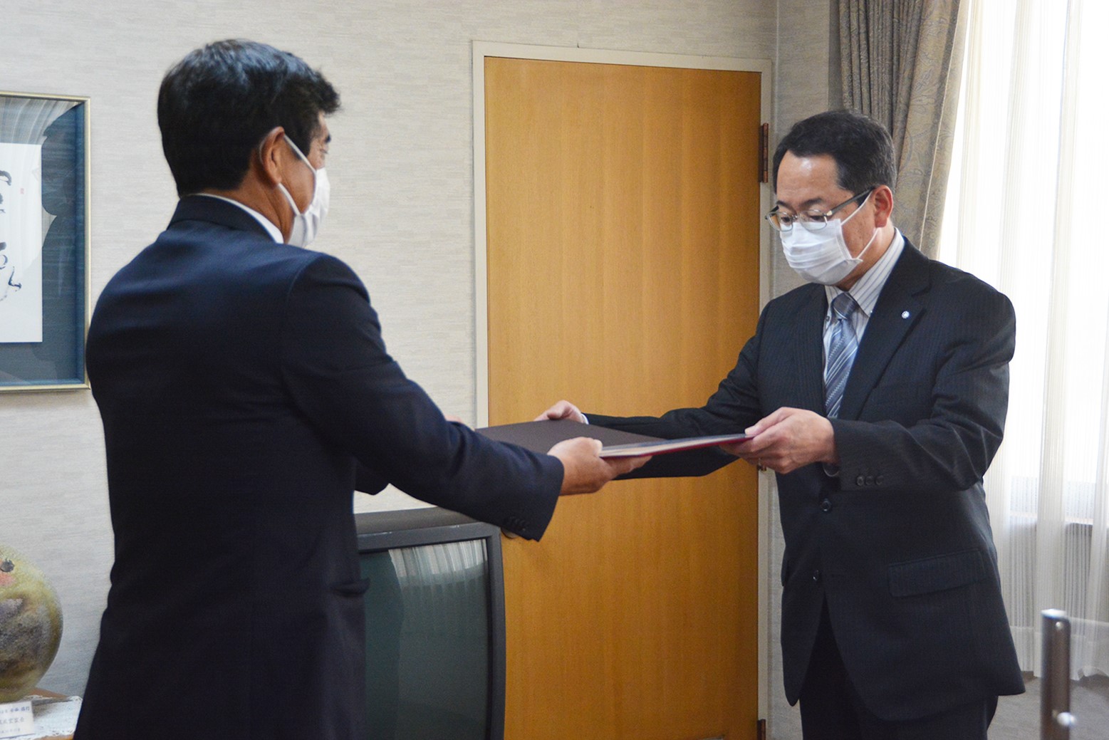 町政課題の解決に全力を＊佐々木学町長が再選後初登庁