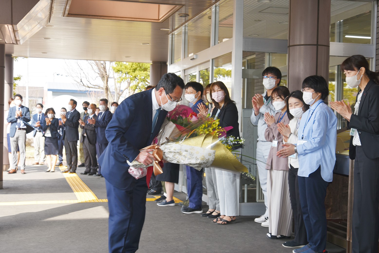 町政課題の解決に全力を＊佐々木学町長が再選後初登庁