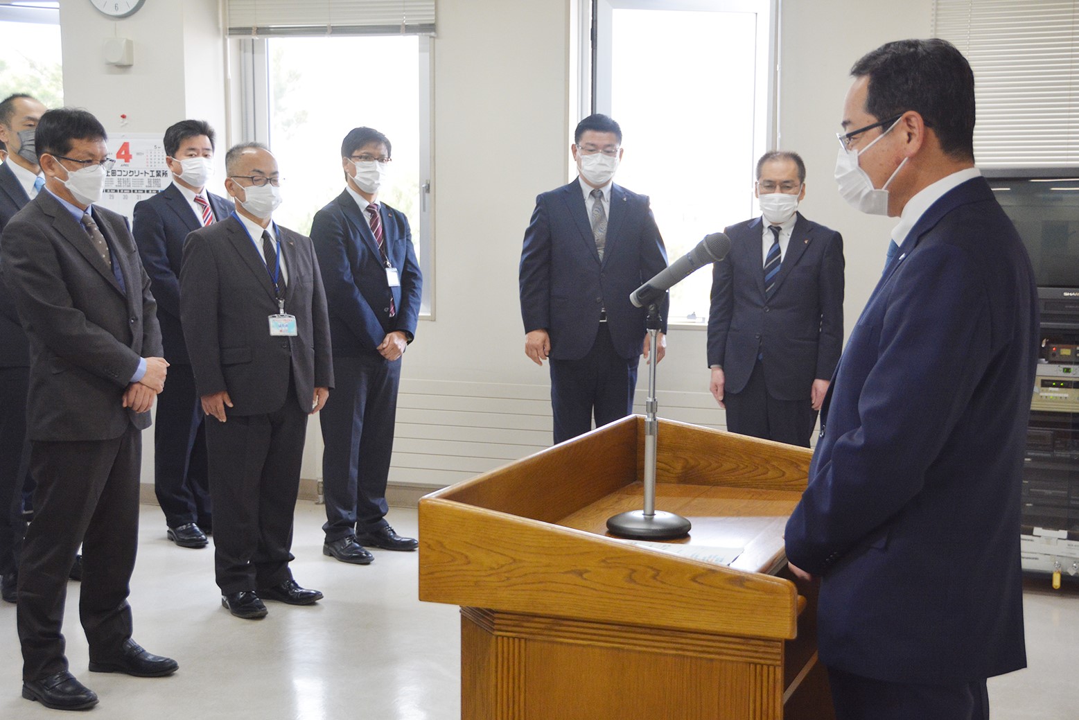 町政課題の解決に全力を＊佐々木学町長が再選後初登庁