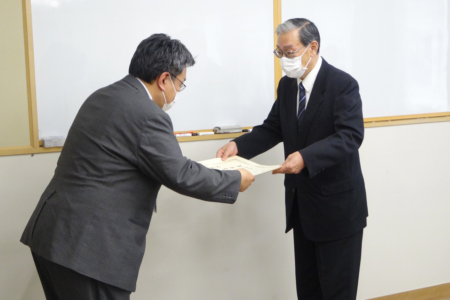令和4年度栗山町人権擁護委員感謝状贈呈式と委嘱状交付式