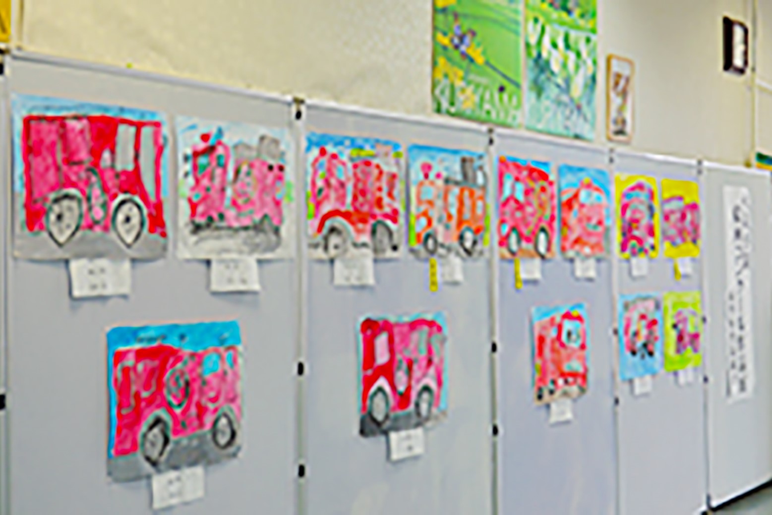 力強い消防車の絵が並ぶ＊火災予防絵画作品展