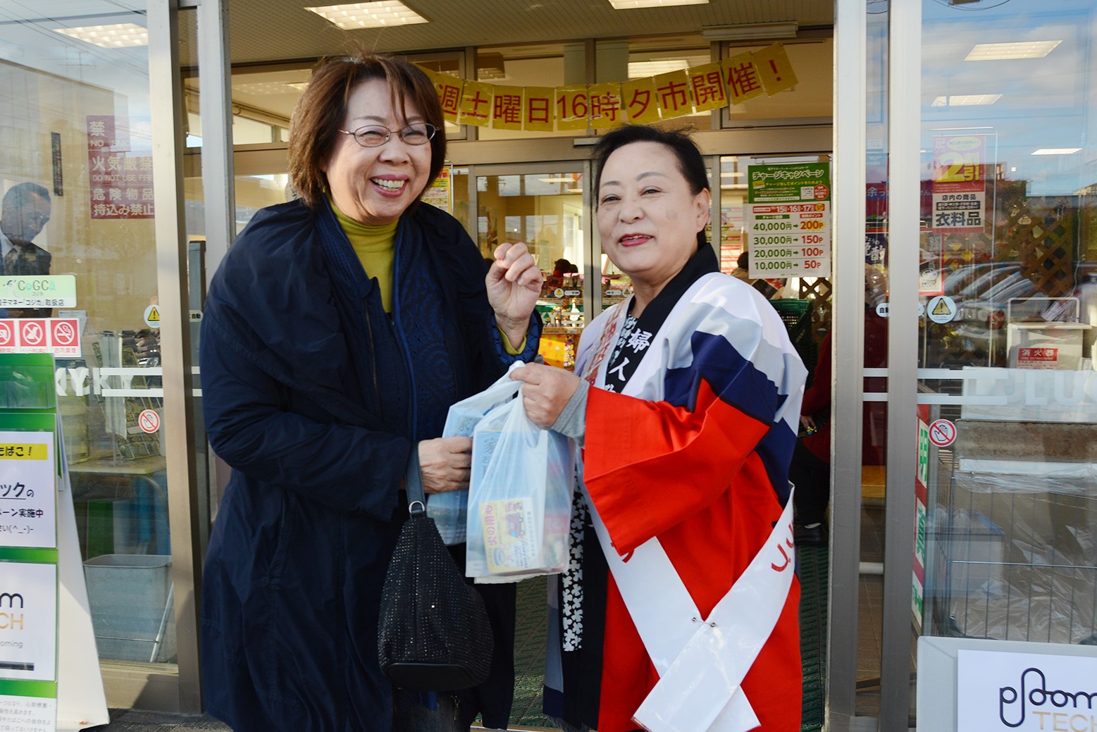 買い物客に「火の用心」呼びかける＊栗山地区女性防火クラブ