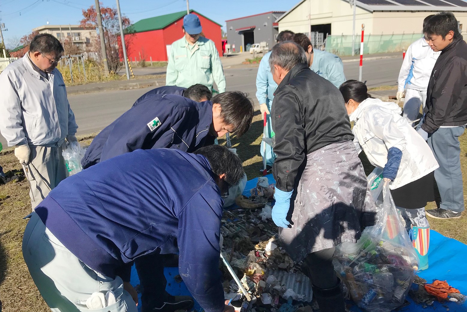 まちをきれいに！＊工業団地で道路清掃作業