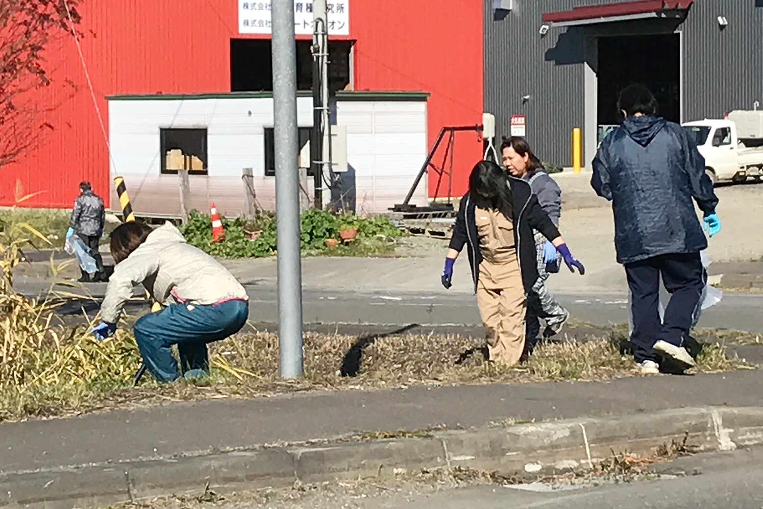 まちをきれいに！＊工業団地で道路清掃作業