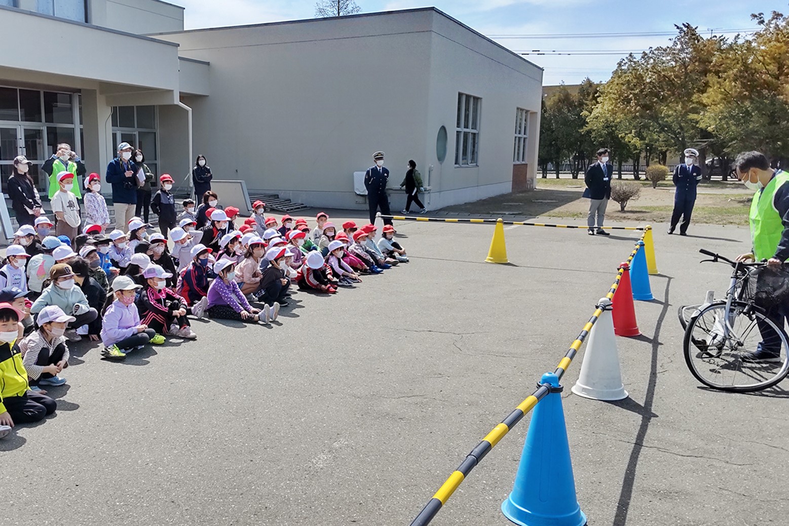巻き込み事故に気をつけて＊栗山小学校で交通安全青空教室