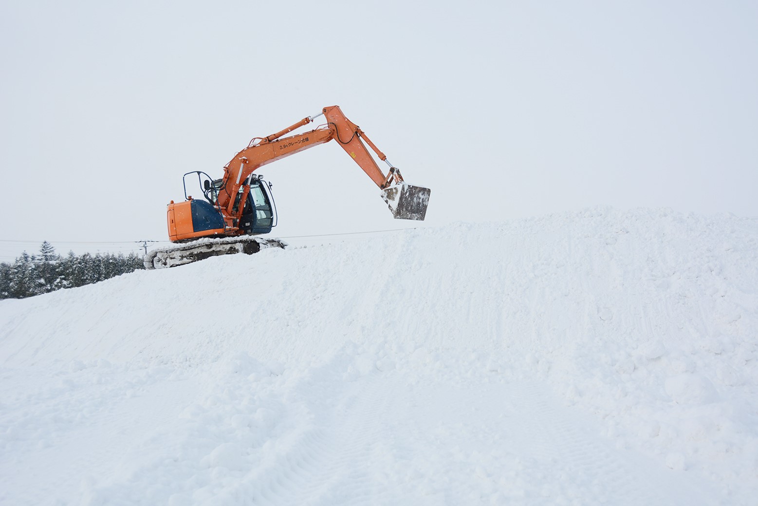 栗小グラウンドに雪山を＊学校奉仕活動