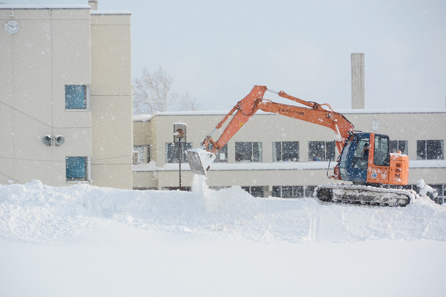 栗小グラウンドに雪山を＊学校奉仕活動