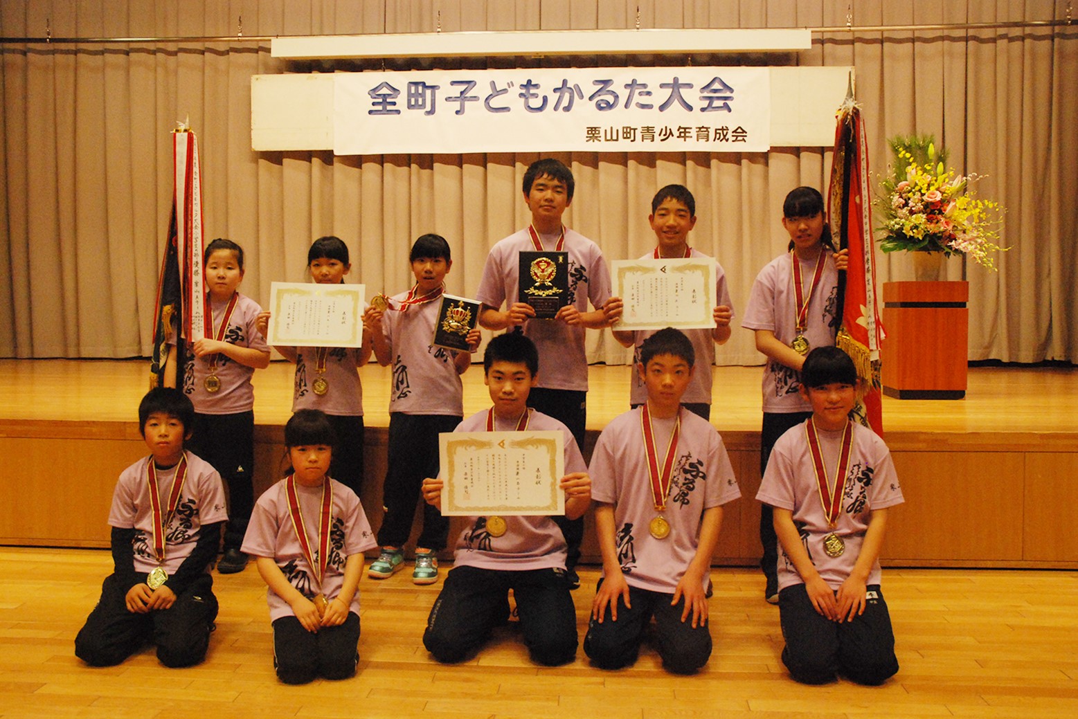 木札を取り合い真剣勝負＊全町子どもかるた大会