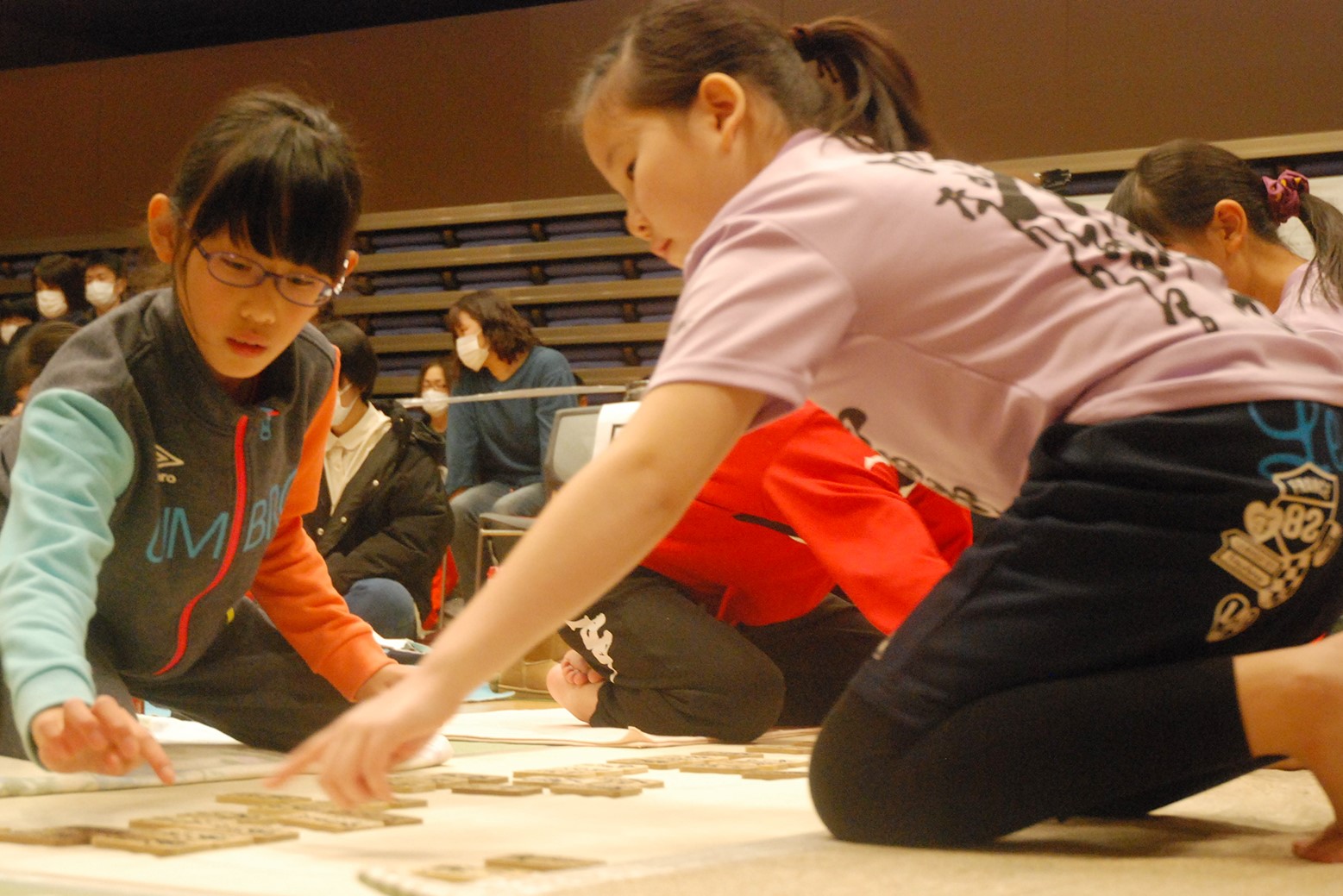 木札を取り合い真剣勝負＊全町子どもかるた大会