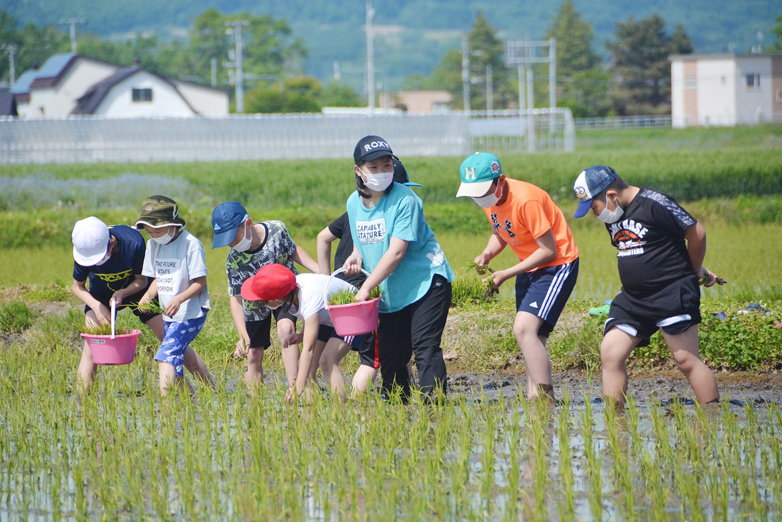 冷たい泥にも負けずに＊角田小学校で田植え体験