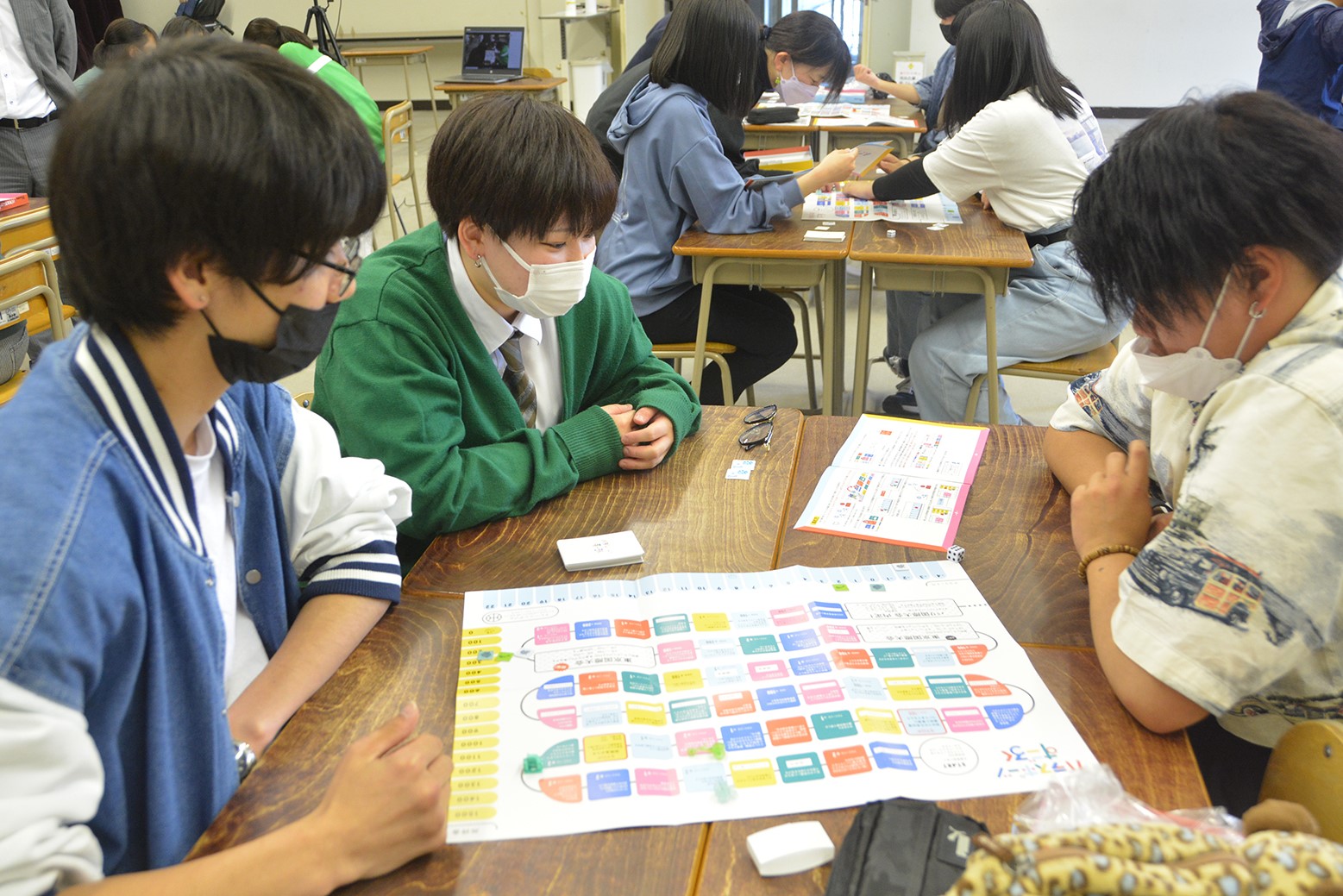 パラスポーツ選手の人生学ぶ＊介護学校でパラスポーツすごろく体験
