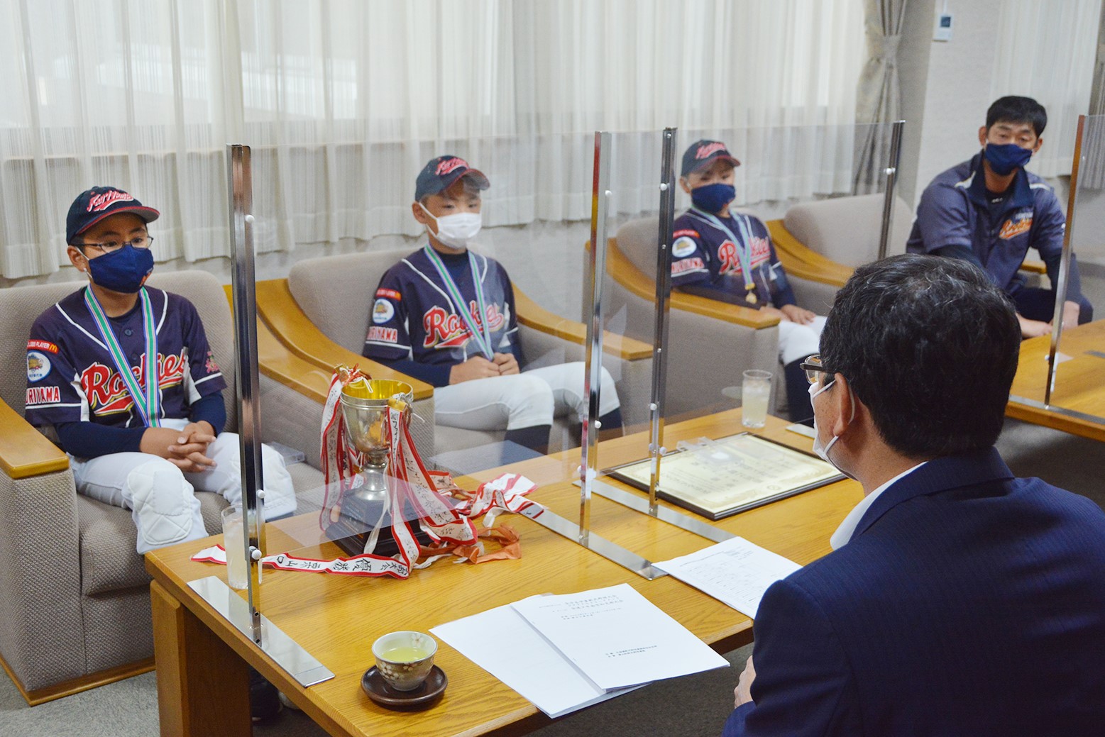 4つの大会いずれも優勝＊栗山ロッキーズが町長に報告
