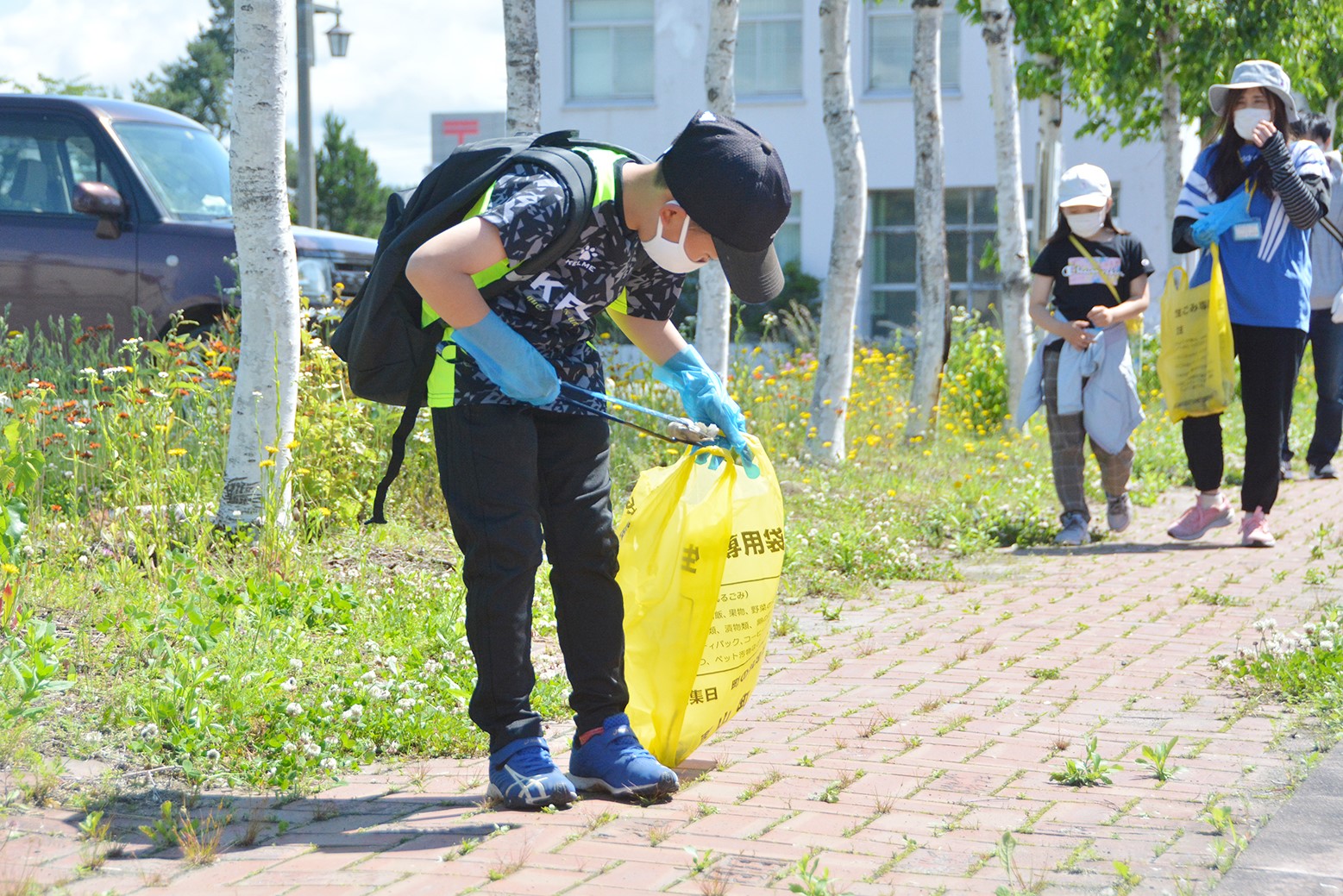 手際よく町内をきれいに＊栗山小学校「くりっ子クリーン作戦」