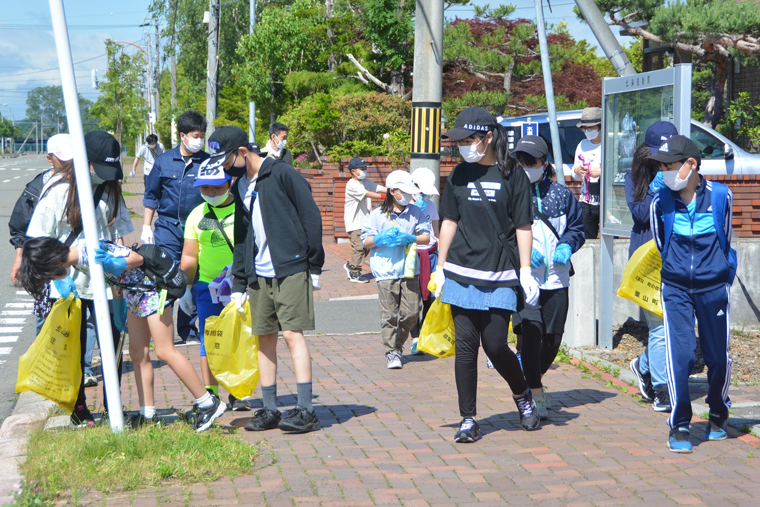 手際よく町内をきれいに＊栗山小学校「くりっ子クリーン作戦」