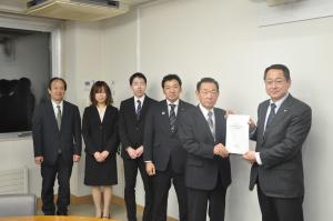 R3政策評価委員会報告書の町長手交