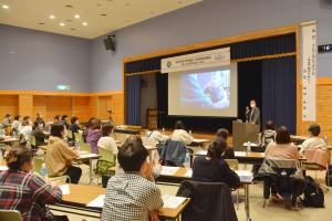 絵本の読み聞かせで心通わせて＊町民講座「家庭教育講演会」